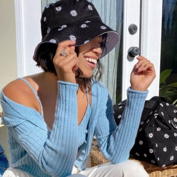 Alice + Olivia Daisy Print & Solid White Reversible Bucket Hat - Picture 1 of 12